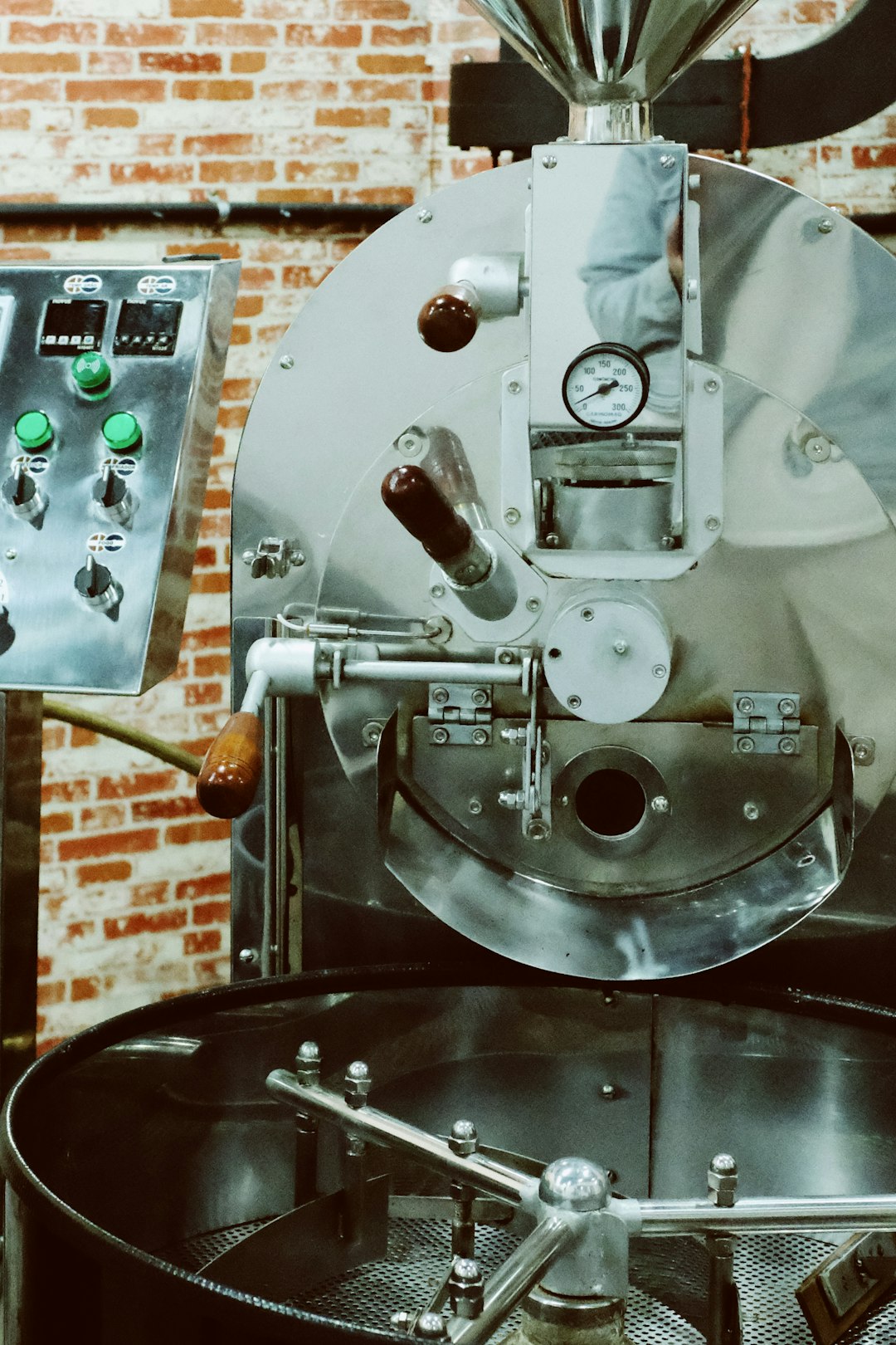 a-robot-with-a-large-head-sip8fmpihpc